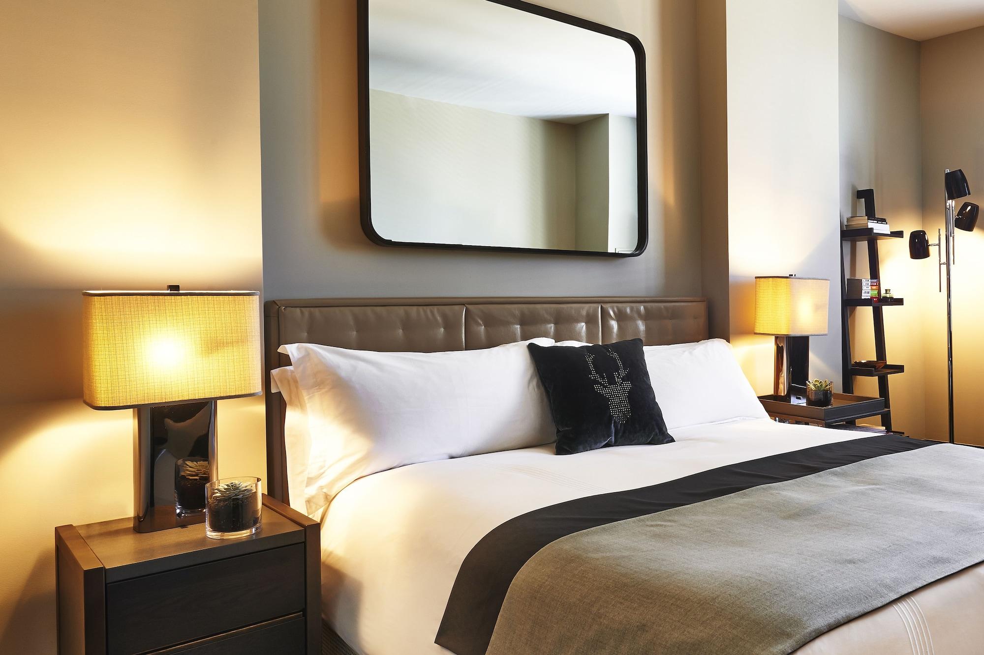 Sixty Soho Hotel New York Ngoại thất bức ảnh A bedroom at the hotel
