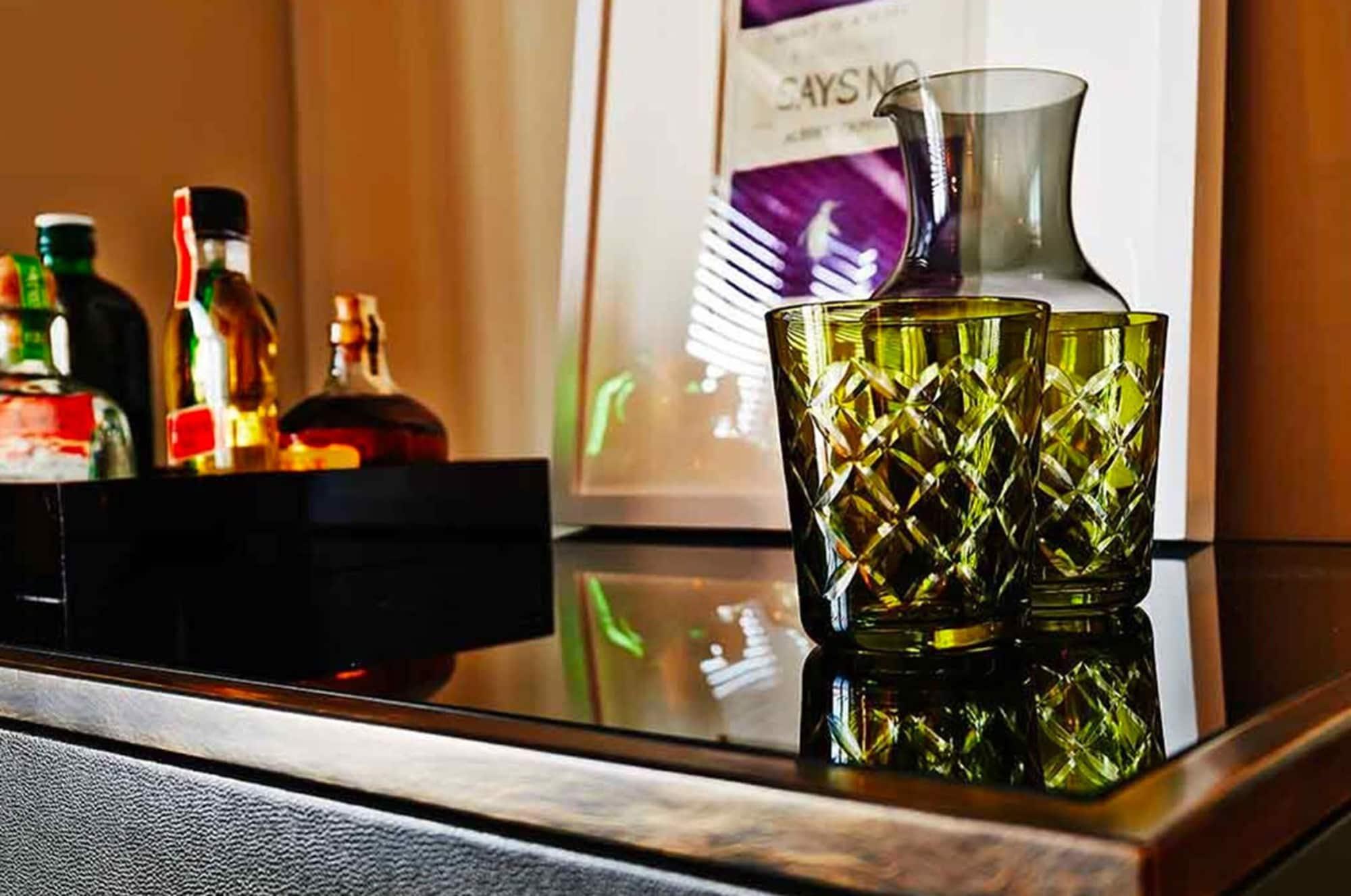 Sixty Soho Hotel New York Ngoại thất bức ảnh A bottle of Hypnotic Poison