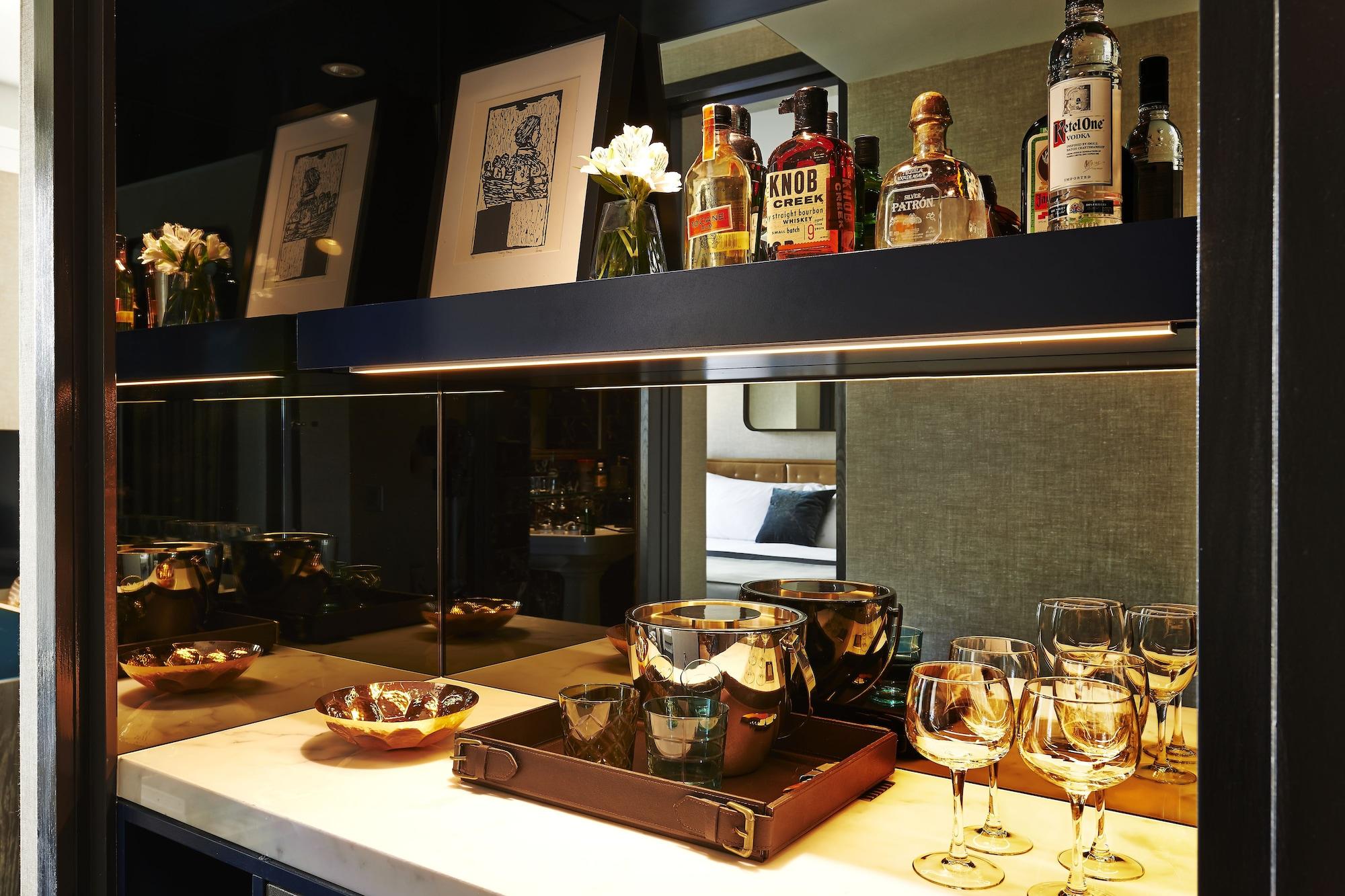 Sixty Soho Hotel New York Ngoại thất bức ảnh A wet bar