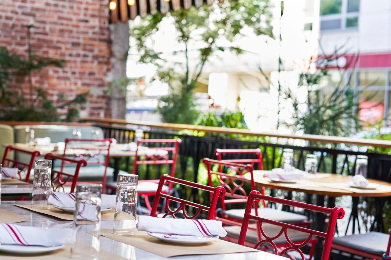 Sixty Soho Hotel New York Ngoại thất bức ảnh The patio at the restaurant